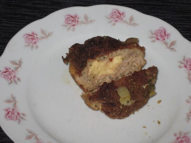 Kotlety mielone z żółtym serem