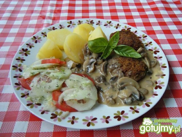 Kotlety mielone z żółtym serem.