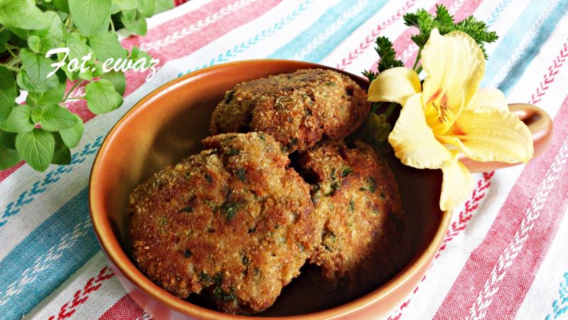 Kotlety rybne z kalafiorem i boczkiem