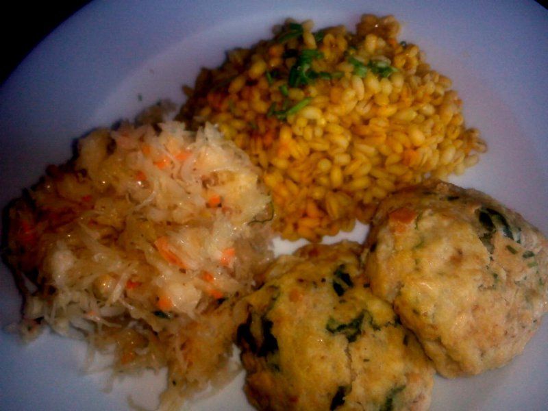 Kotlety rybne z kaszą pęczak i surówką  Kotlety rybne z kaszą pęczak i surówką