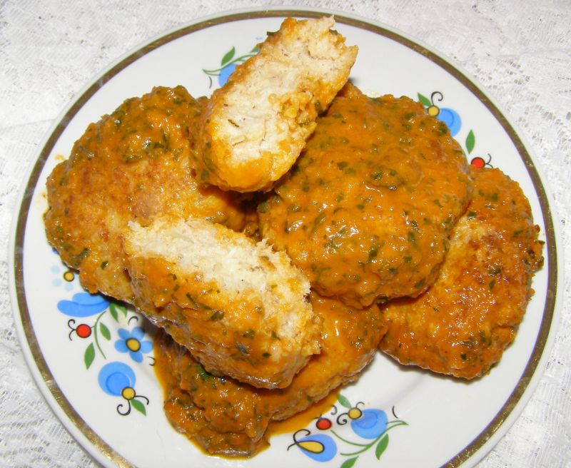 Kotlety rybne z sosem pomidorowo-warzywnym