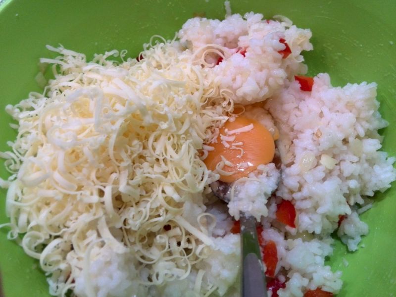 Kotlety ryżowe z papryką i serem