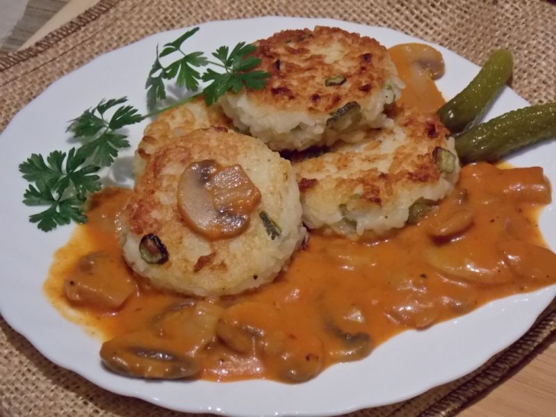 Kotlety ryżowe z sosem pomidorowym  Kotlety ryżowe z sosem pomidorowym