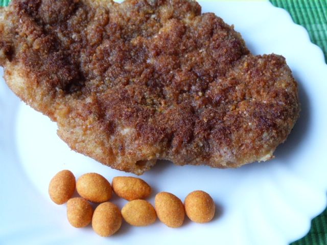 Kotlety schabowe w panierce orzechowo-chipsowej Kotlety schabowe w panierce orzechowo-chipsowej