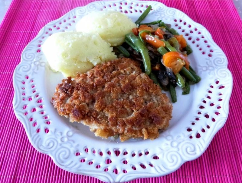 Kotlety schabowe w panierce z chleba  Kotlety schabowe w panierce z chleba