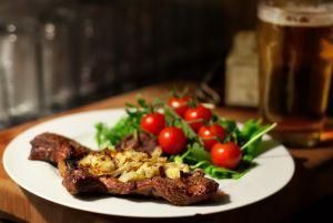 Kotlety schabowe z cebulą  Kotlety schabowe z cebulą