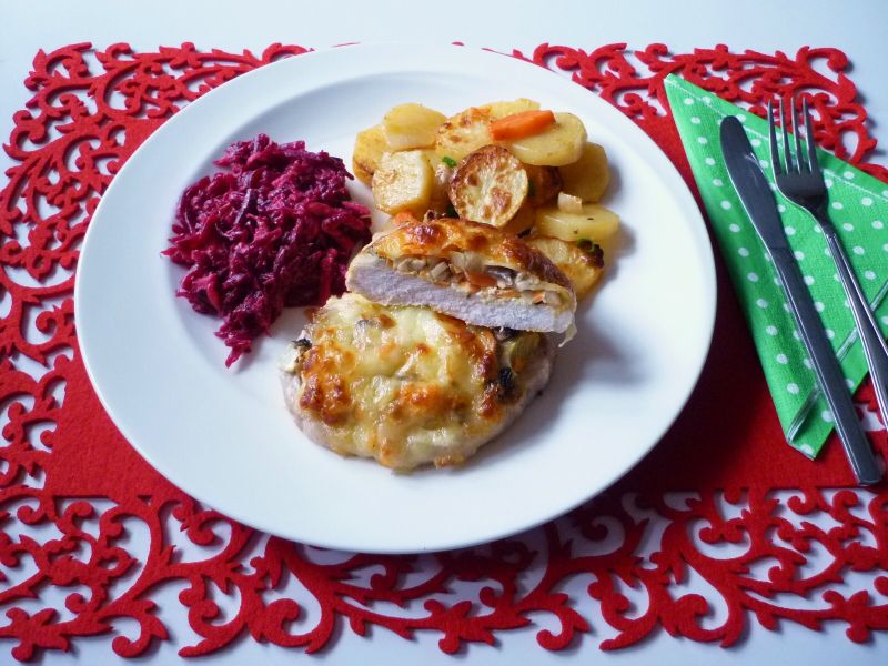 Kotlety schabowe z cebulą i pieczarkami Kotlety schabowe z cebulą i pieczarkami