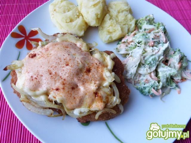 Kotlety schabowe z cebulą i żółtym serem