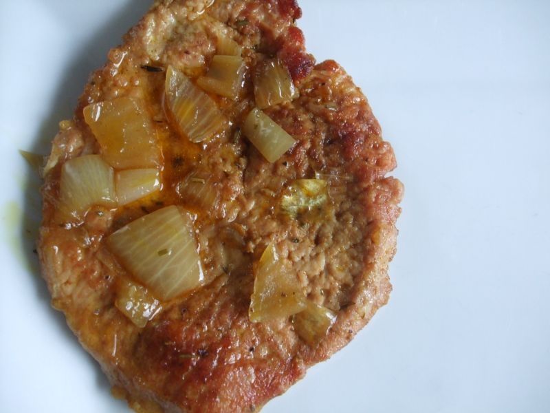 Kotlety schabowe z cebulą na bulionie Kotlety schabowe z cebulą na bulionie