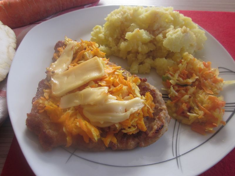 Kotlety schabowe z jarzynowymi wiórkami