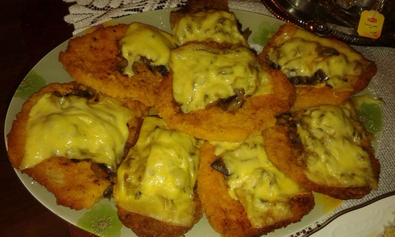 Kotlety schabowe z mielonym pod pierzynką serową.