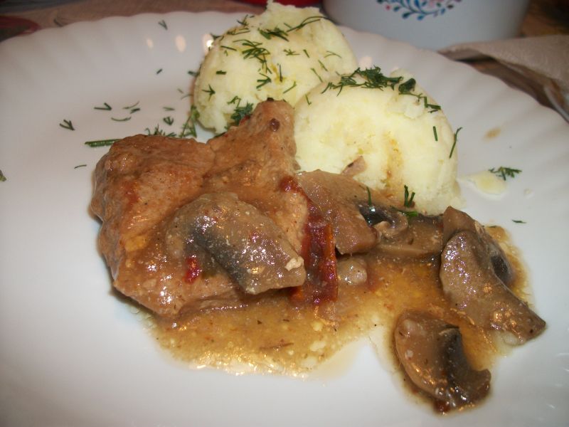 Kotlety schabowe z pieczarkami i pomidorami