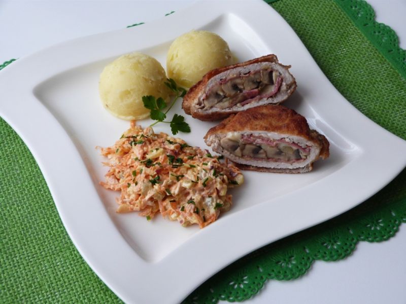 Kotlety schabowe z salami i pieczarkami Kotlety schabowe z salami i pieczarkami