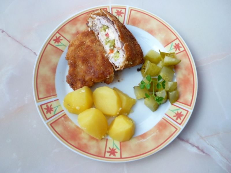 Kotlety schabowe z serem i warzywami Kotlety schabowe z serem i warzywami