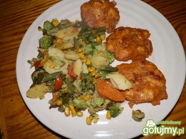 Kotlety skubane w towarzystwie warzyw Kotlety skubane w towarzystwie warzyw