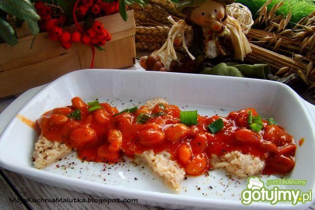 Kotlety sojowe  z fasolką w pomidorach  Kotlety sojowe  z fasolką w pomidorach