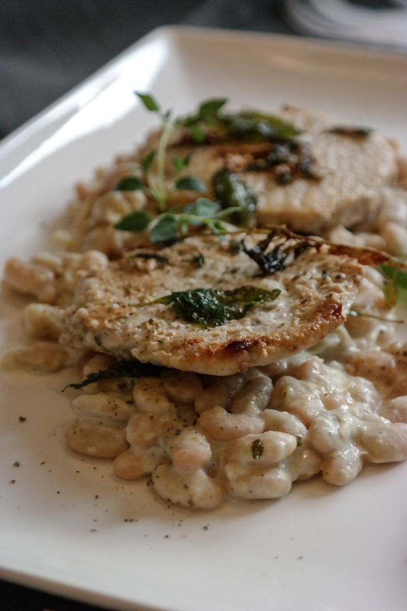 Kotlety wieprzowe z szałwią i biała fasolą