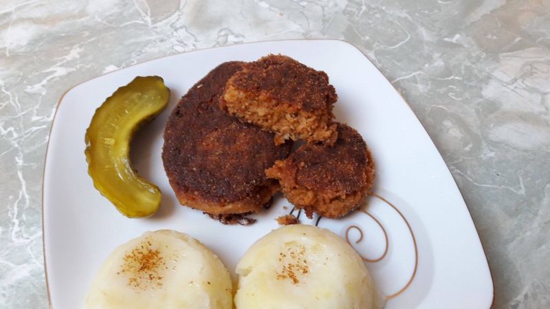 Kotlety z ciecierzycy z suszonymi pomidorami