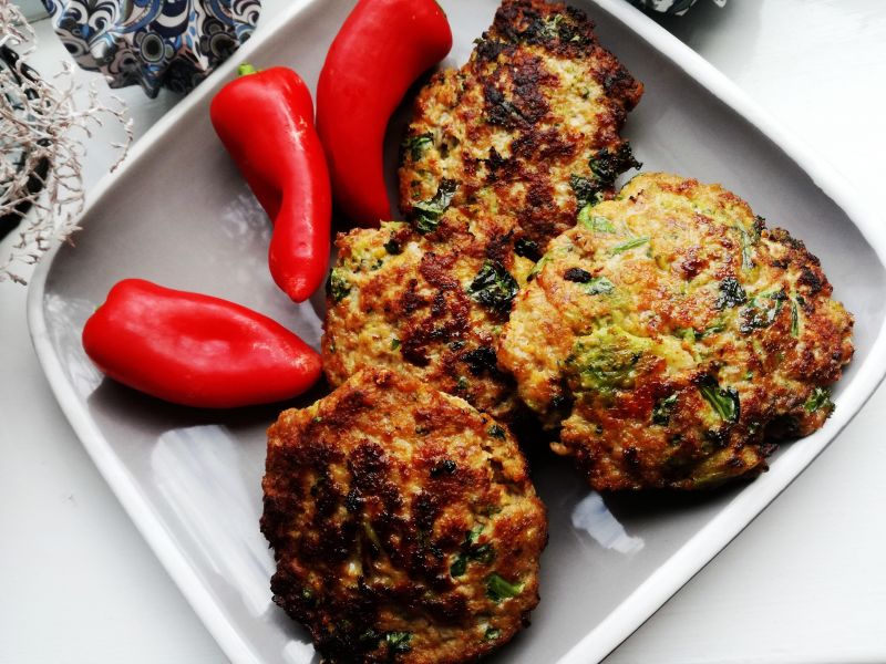 Kotlety z indyka, jarmużu i brokułów Kotlety z indyka, jarmużu i brokułów