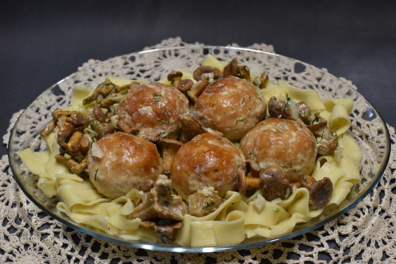 Kotlety z indyka w sosie z kurkami