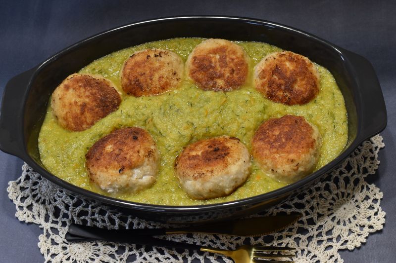 Kotlety z indyka z młodą kapustką Kotlety z indyka z młodą kapustką