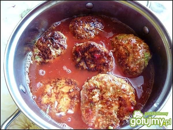 Kotlety z kapustą w sosie pomidorowym