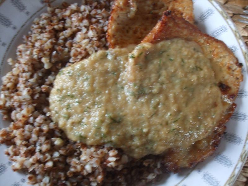 Kotlety z kaszą i sosem