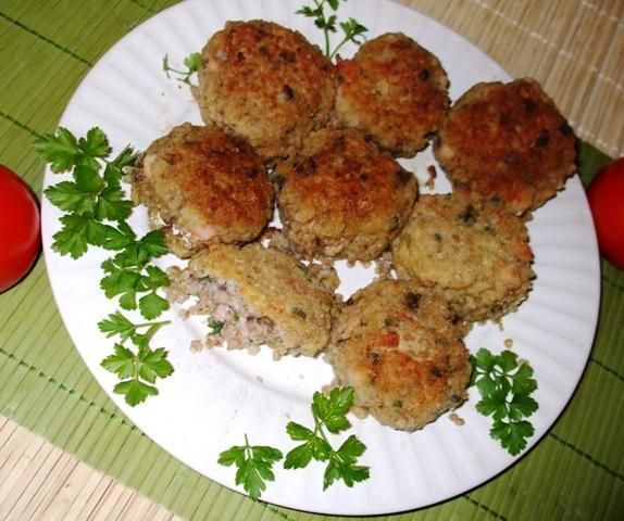Kotlety z kasza jeczmienna i wedlinka
