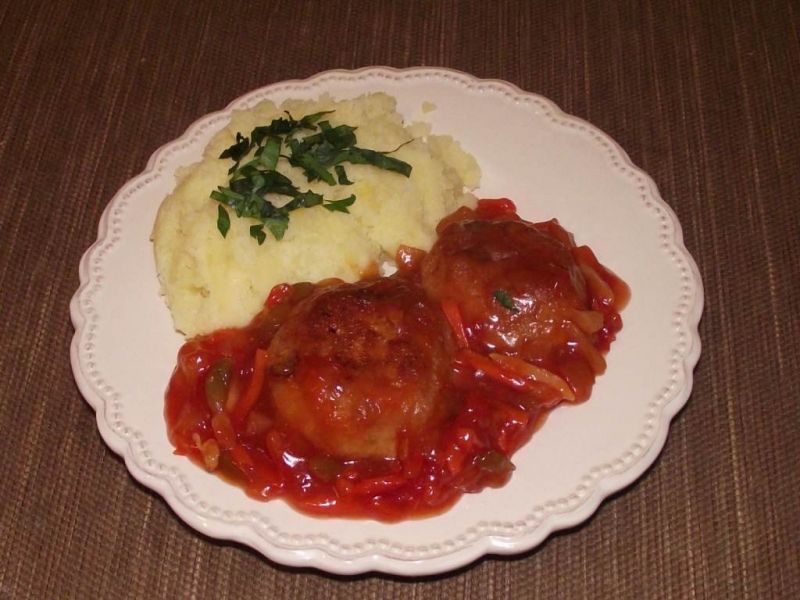 Kotlety z kaszą manną w sosie słodko-ostrym  Kotlety z kaszą manną w sosie słodko-ostrym