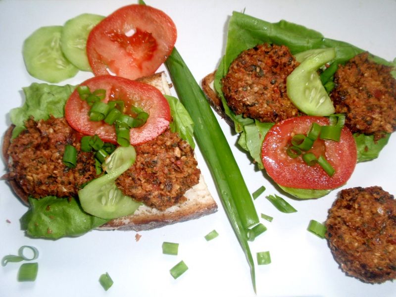 Kotlety z kaszy jaglanej i botwinki.