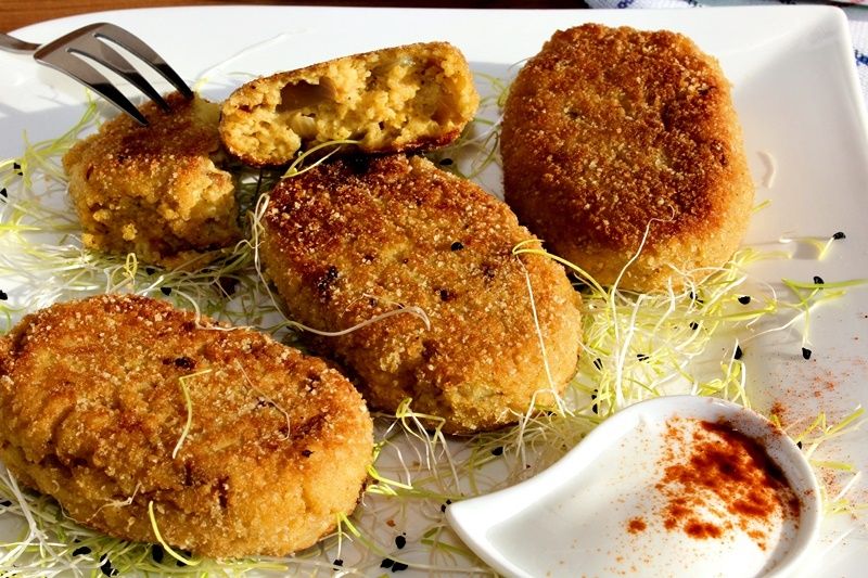 Kotlety z kaszy jaglanej ze smażoną cebulą i nutą