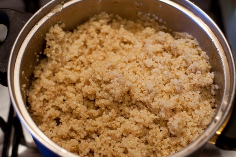 Kotlety z kaszy quinoa ze szpinakiem i fetą