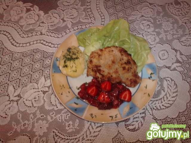 Kotlety z kurczaka w sosie truskawkowym  Kotlety z kurczaka w sosie truskawkowym