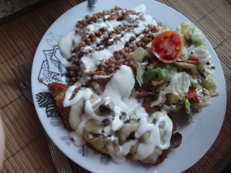 Kotlety z kurczaka z pieczarkami i z żółtym serem.