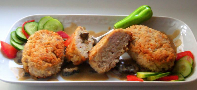 Kotlety z mielonego z ryżem + sos grzybowy