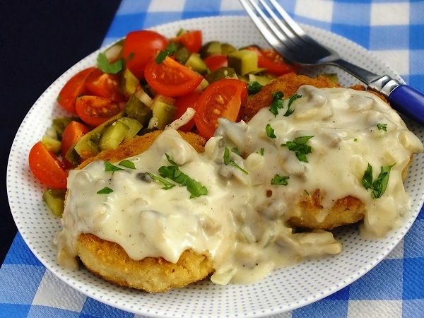 Kotlety z mięsa i ziemniaków z sosem pieczarkowym