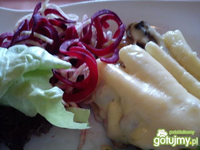 Kotlety z pieczarkami i szparagami