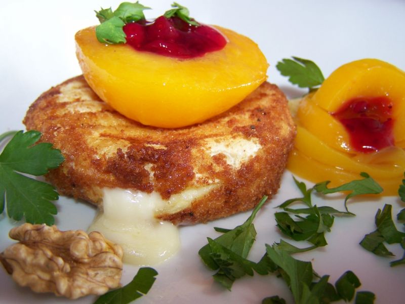 Kotlety z sera camembert z brzoskwinią i żurawiną Kotlety z sera camembert z brzoskwinią i żurawiną