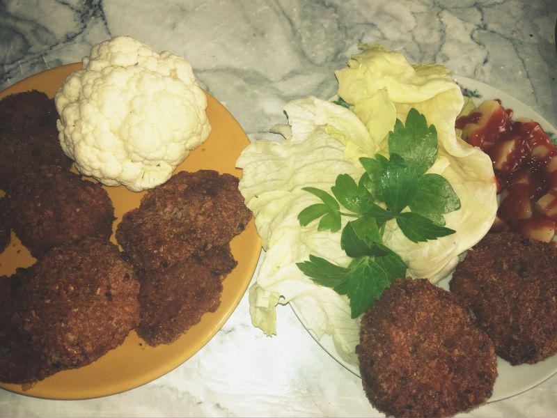 Kotlety z tartym kalafiorem, nagietkiem i mielonym Kotlety z tartym kalafiorem, nagietkiem i mielonym