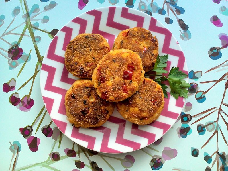 Kotlety z twarogu, kuskusu perłowego i warzyw