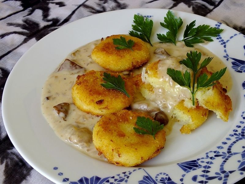 Kotlety z ziemniaków podane z sosem grzybowym Kotlety z ziemniaków podane z sosem grzybowym