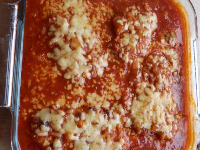 Kotlety zapiekane w sosie pomidorowym z serem