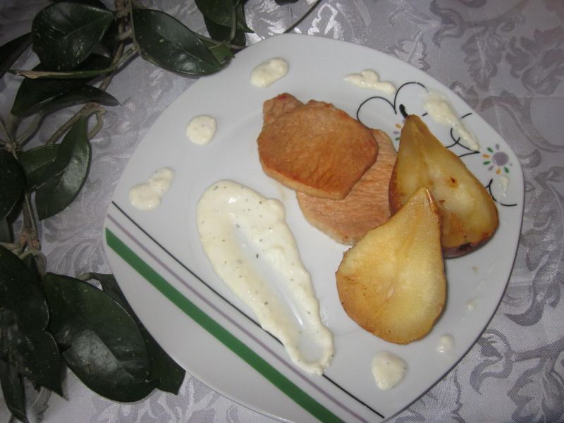 Kotlety ze schabu z gruszkami i sosem  Kotlety ze schabu z gruszkami i sosem