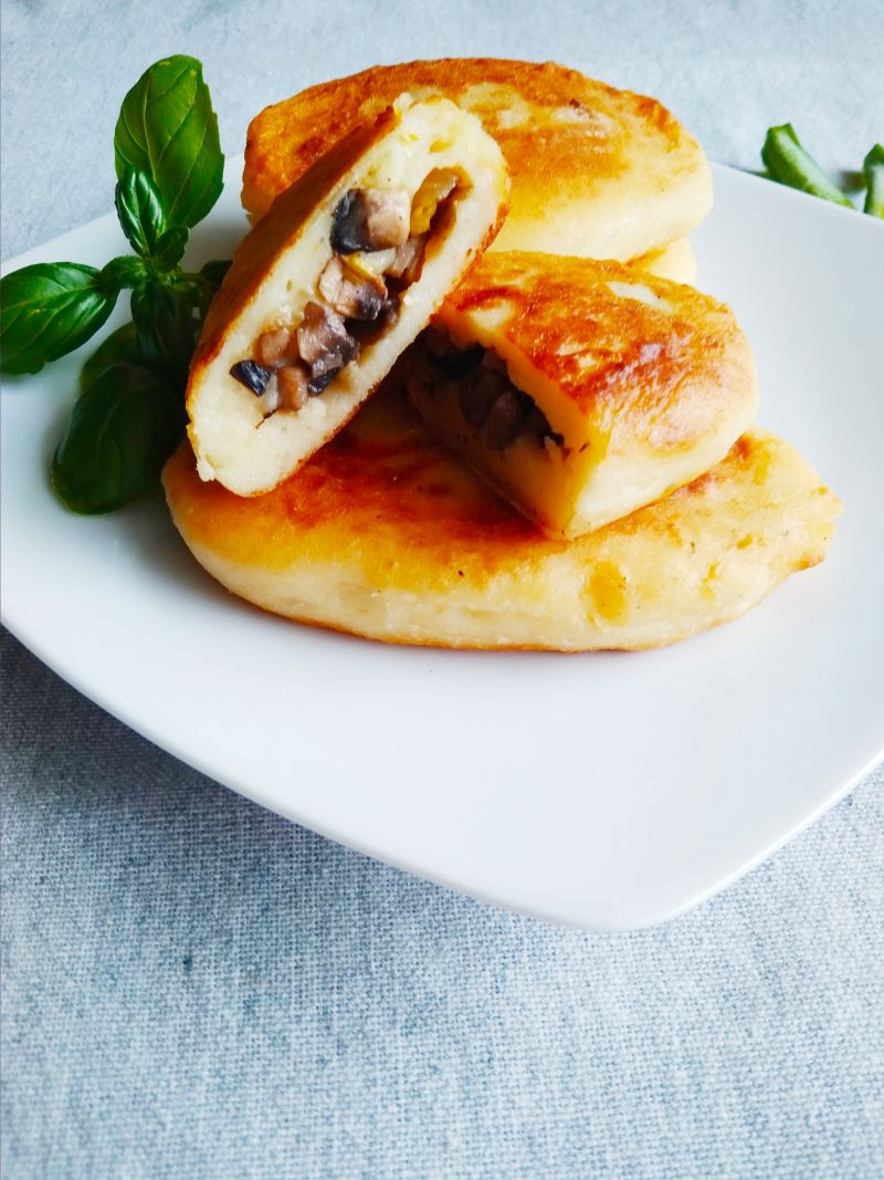 Kotlety ziemniaczane nadziewane pieczarkami