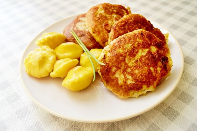 Kotlety ziemniaczane z patisonami i kiełbaską