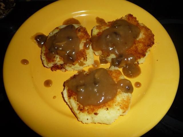 Kotlety ziemniaczane z sosem grzybowym