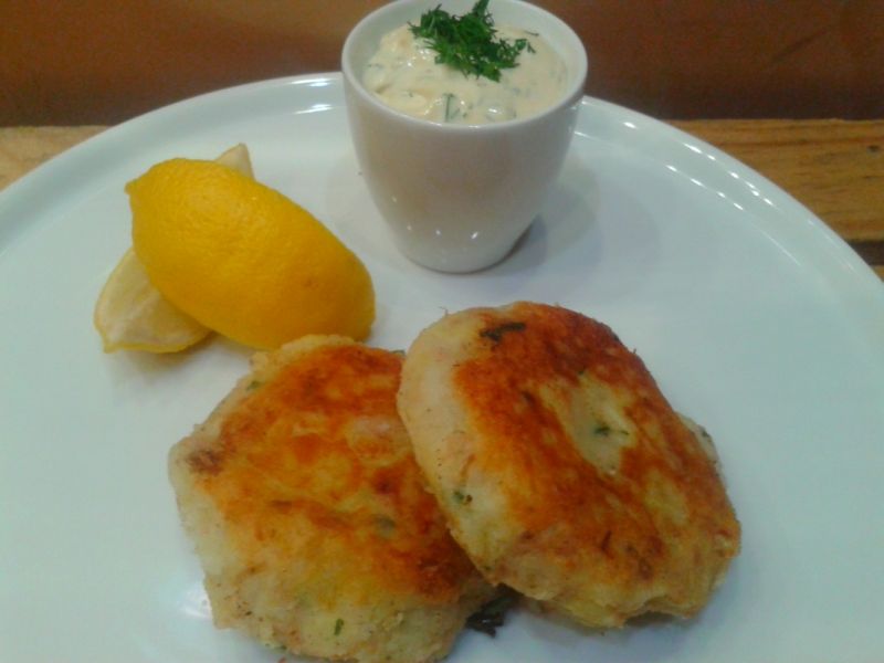 Kotlety ziemniaczano-tuńczykowe z dipem czosnkowym Kotlety ziemniaczano-tuńczykowe z dipem czosnkowym