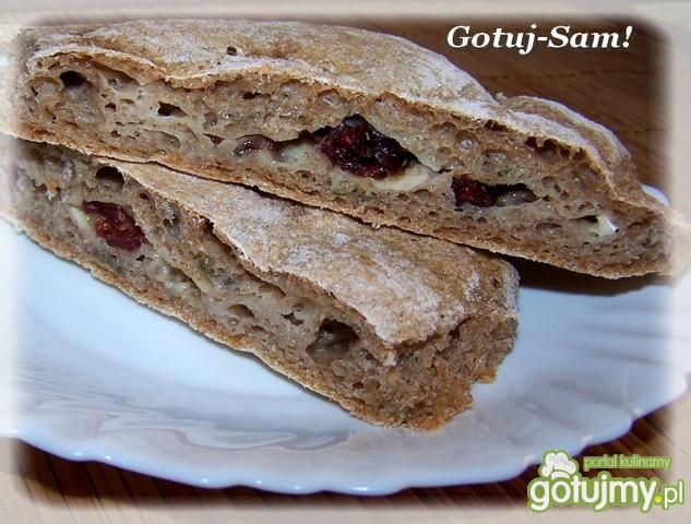 Kozi ser z żurawiną w cieście razowym  Kozi ser z żurawiną w cieście razowym