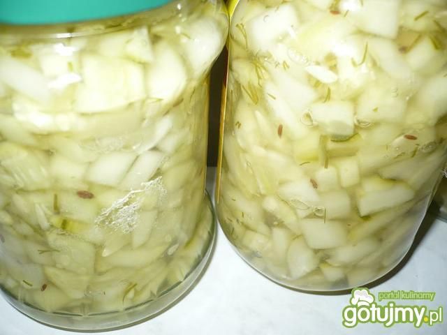 Krajane ogórki w słoikach