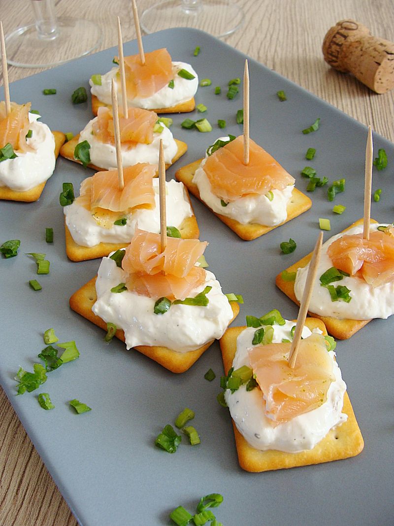 Krakersowe kanapeczki z łososiem